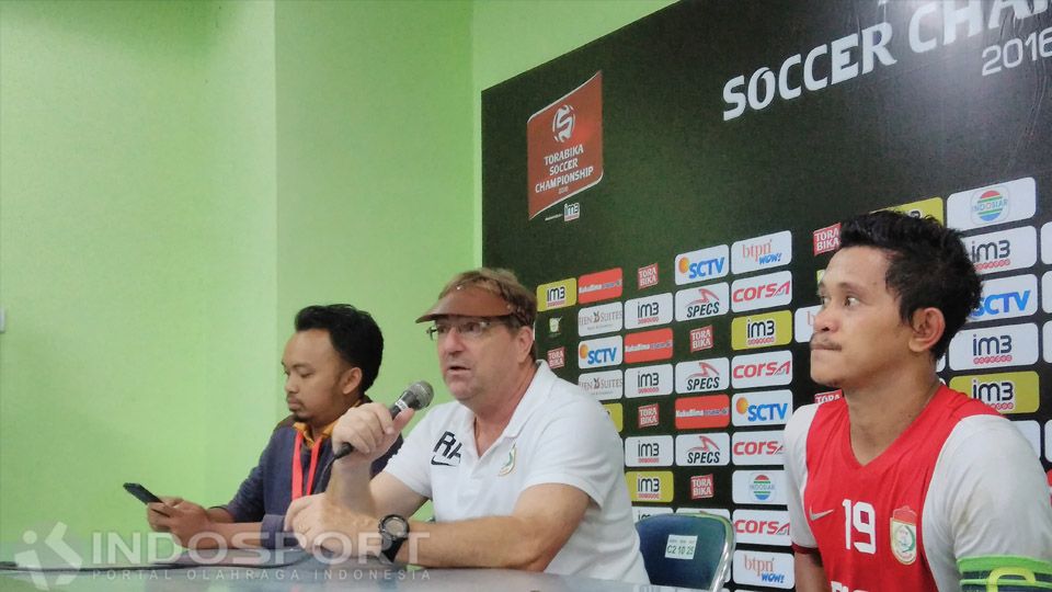 Pelatih PSM Makassar, Robert Rene Alberts di konferensi pers usai laga TSC 2016 Copyright: © Ian Setiawan/INDOSPORT