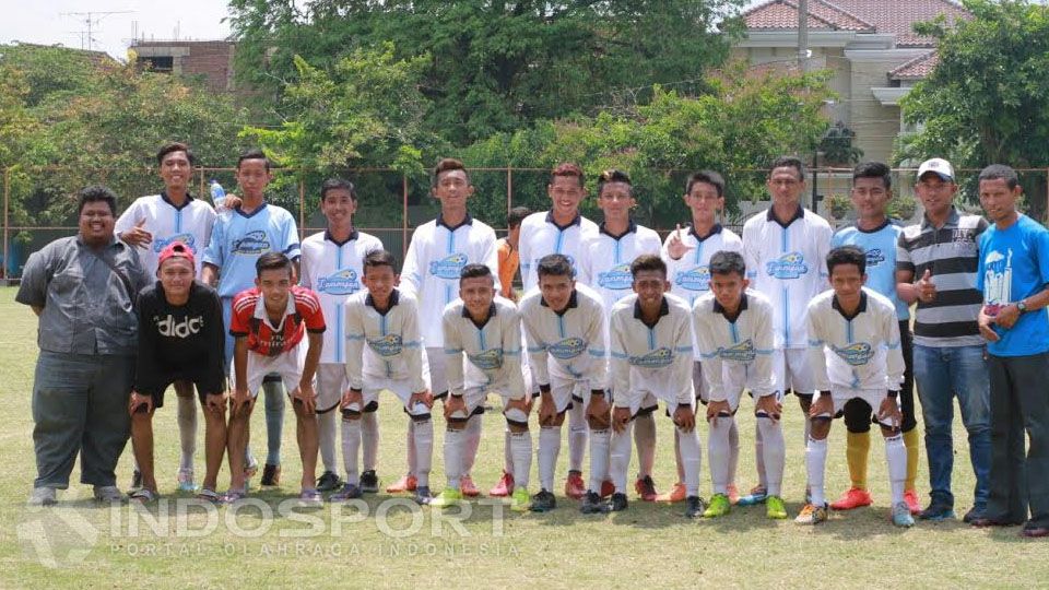 Charles Putiray (kanan) dan skuat Persela Soccer Academy Copyright: &copy; Ian Setiawan/INDOSPORT