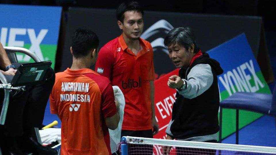 Pelatih ganda putra, Herry Iman Pierngadi saat memberikan arahan kepada Mohammad Ahsan. Copyright: © PBSI