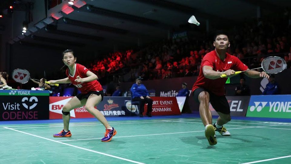 Praveen Jordan (kanan) berusaha mengembalikan Shuttlecock kepada lawan bersama Debby Susanto. Copyright: © HUMAS PP PBSI/INDOSPORT