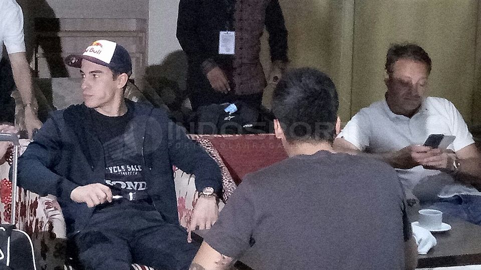 Marc Marquez tiba di Bandara Soekarno-Hatta pukul 18.30 WIB hari ini. Copyright: &copy; May Rahmadi/INDOSPORT