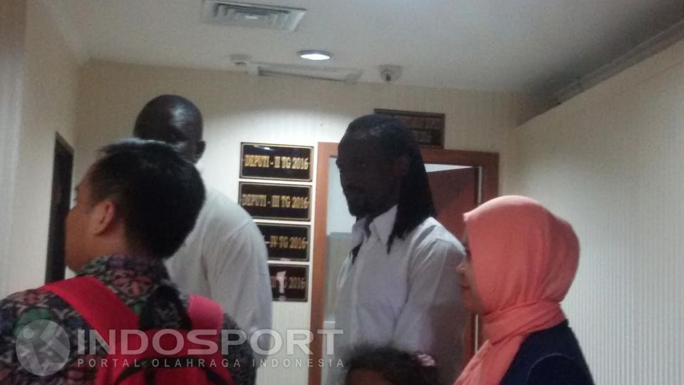 Mamadou Al Hadji (kedua dari kanan) mendatangi kantor BOPI (25/10/16). Copyright: &copy; Lanjar Wiratri/INDOSPORT
