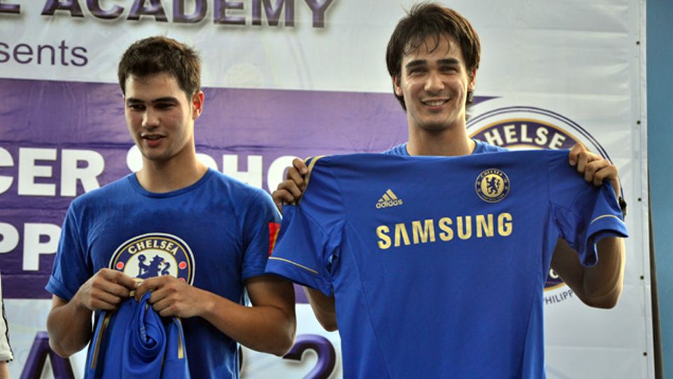 James Younghusband (kanan) dan Phil Younghusband Copyright: Â© Internet