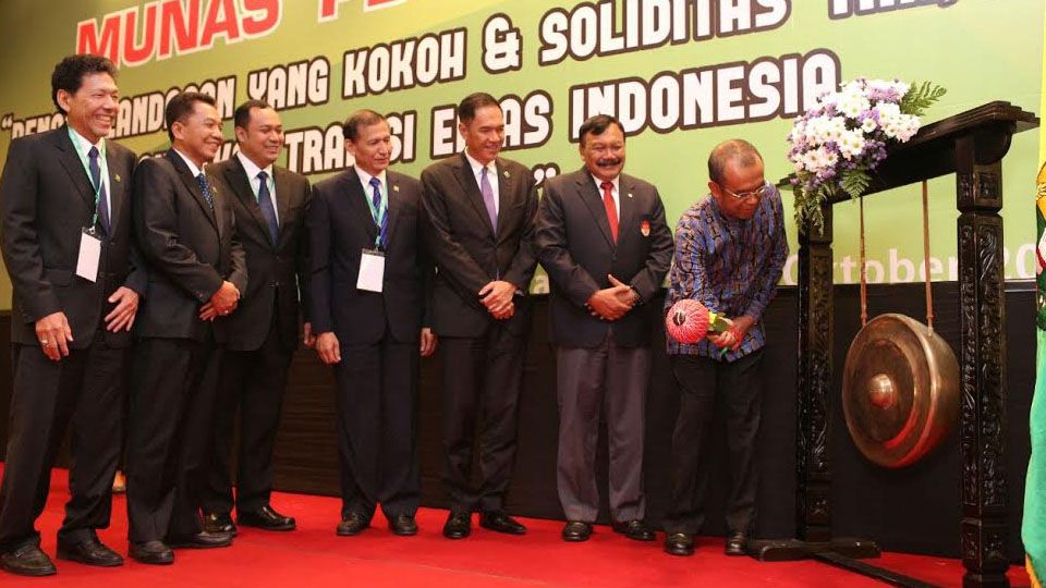 Musyawarah Nasional (Munas) PBSI 2016 resmi dibuka, ditandai dengan pemukulan gong oleh Gatot S Dewabroto, Deputi IV Bidang Peningkatan Prestasi Olahraga Kemenpora RI. Copyright: © HUMAS PP PBSI