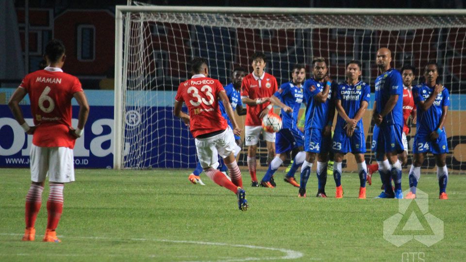 Tendangan bebas Persija Jakarta oleh Willian Pacheco ke gawang Persib Bandung. Copyright: © indonesiansc