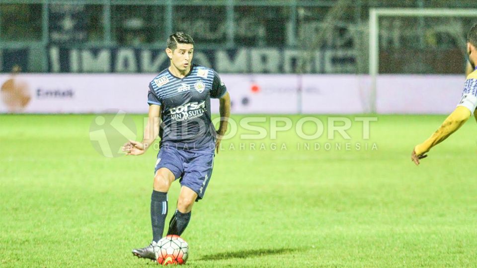 Gelandang serang Arema FC,  Esteban Vizcarra merayakan Natal di Argentina. Copyright: &copy; 