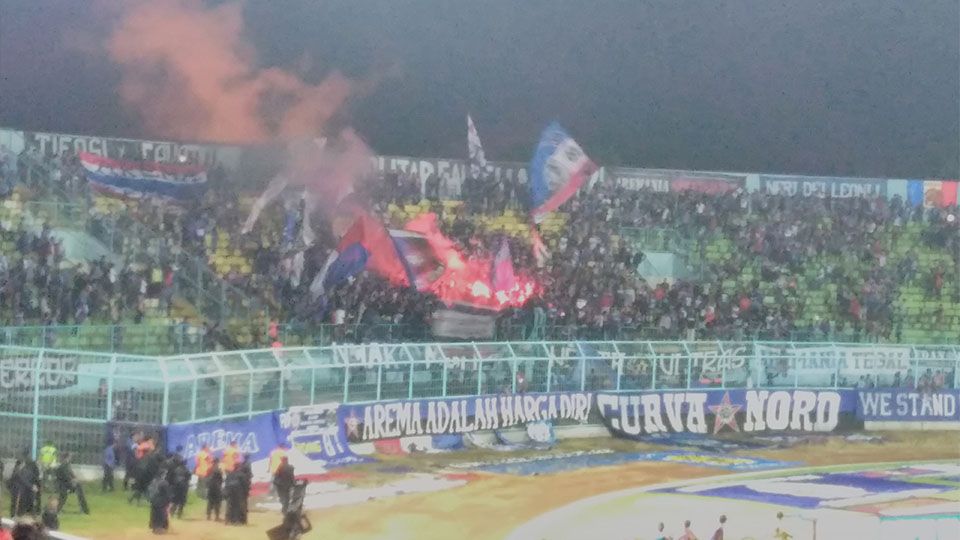 Arema Cronus sudah lima kali menerima denda karena suporter menyalakan flare di stadion. Copyright: &copy; Ian Setiawan/INDOSPORT