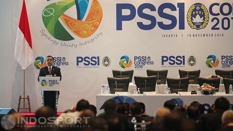 Ketua Koni Tono Suratman memberi sambutan pada pembukan Kongres PSSI 2016. Copyright: © Herry Ibrahim/INDOSPORT