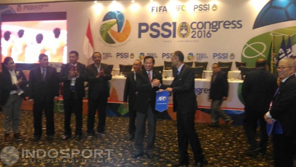 Ketua Pemilihan Komite, Agum Gumelar bersama perwakilan AFC di Kongres PSSI. Copyright: © Herry Ibrahim/INDOSPORT