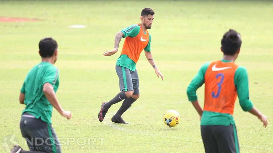 Stefano Lilipaly (tengah) menggiring bola di jaga ketat rekannya dalam latihan. Copyright: © Herry Ibrahim/INDOSPORT