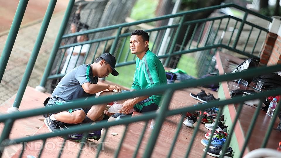 Kiper Timnas senior Indonesia, Dian Agus Prasetyo, harus menepi di tribun lapangan karena sedang cedera. Copyright: © Herry Ibrahim/INDOSPORT