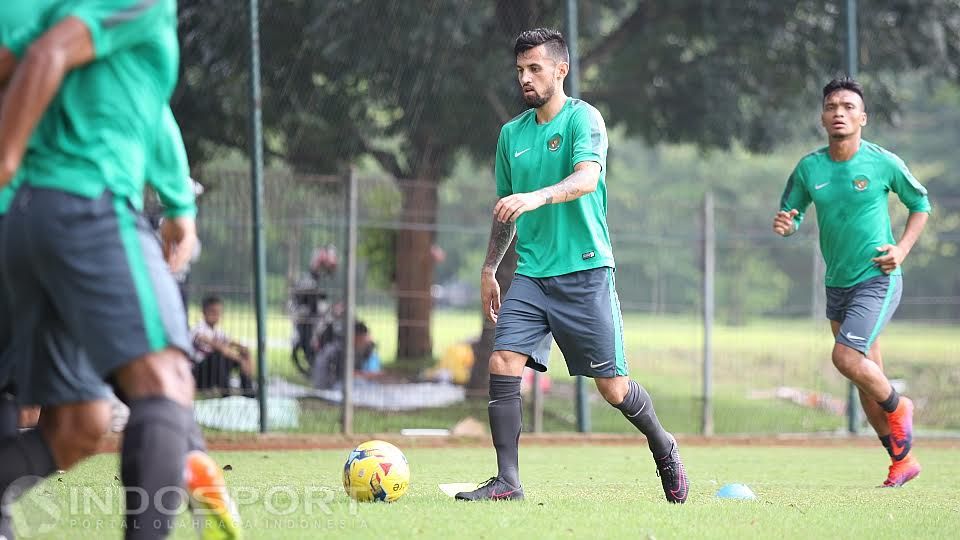 Stefano Lilipaly (kedua dari kiri) saat mendrible bola dalam sesi latihan bersama Timnas Indonesia. Copyright: © Herry Ibrahim/INDOSPORT