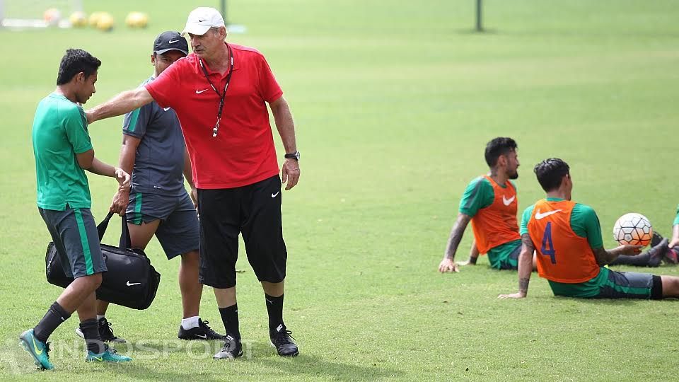Cederanya Irfan Bachdim kini membuat Alfred Riedl hati-hati menangani Timnas Indonesia. Copyright: &copy; Herry Ibrahim/INDOSPORT