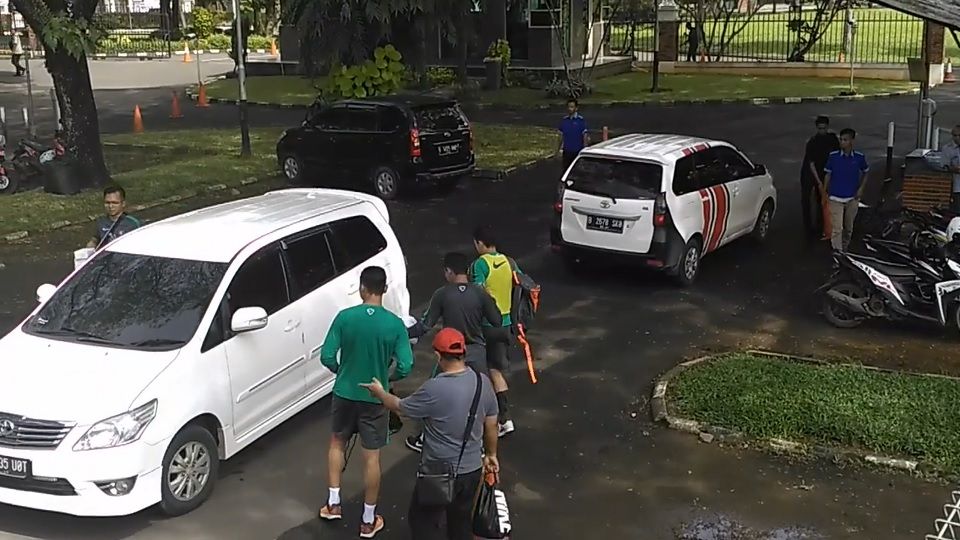 Irfan Bachdim dituntun menuju ke dalam mobil untuk mendapatkan perawatan lebih lanjut di rumah sakit (15/11/16). Copyright: &copy; INDOSPORT