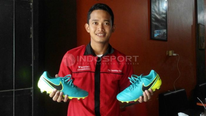 Salah satu pemain muda PSM, Wasyiat, mendapat hadiah sepatu baru dari manajemen klub. Copyright: &copy; Muhammad Nur/INDOSPORT