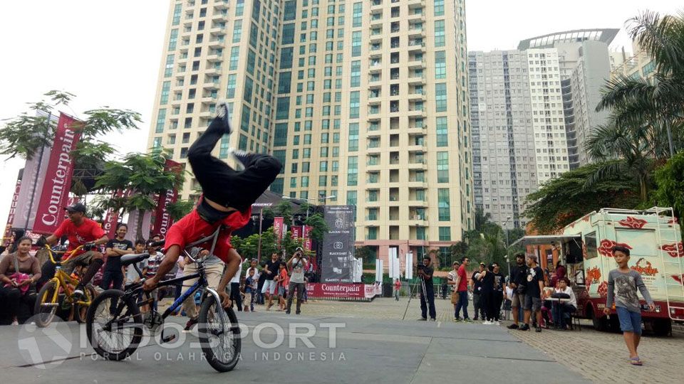 Seorang pesepeda BMX yang aktif sejak tahun 1980-an turut menampilkan kemampuannya. Selain menjadi ajang perlombaan, IIUSF adalah tempat berkumpulnya berbagai komunitas olahraga ekstrim. Copyright: © May Rahmadi/INDOSPORT