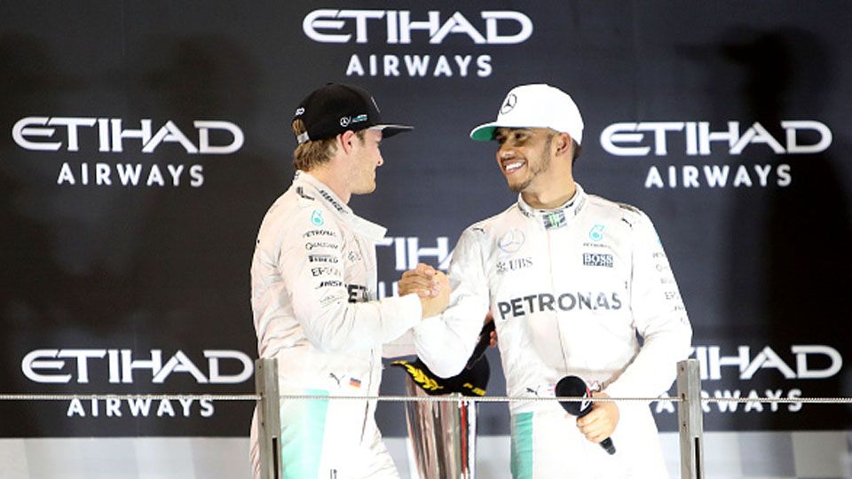 Lewis hamilton (kanan) kasih selamat kepada rekan satu timnya, Nico Rosberg yang berhasil meraih juara dunia Formula 1. Copyright: © INTERNET