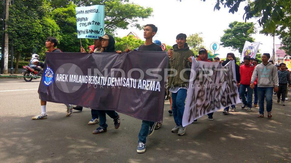Arek Malang berunjuk rasa untuk meminta penjelasan terkait dualisme dari klub Arema. Copyright: © Ian Setiawan/INDOSPORT