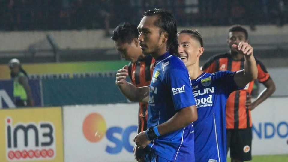 Hariono dan Kim Jeffrey kala bersua Perseru Serui. Copyright: © Muhammad Ginanjar/INDOSPORT