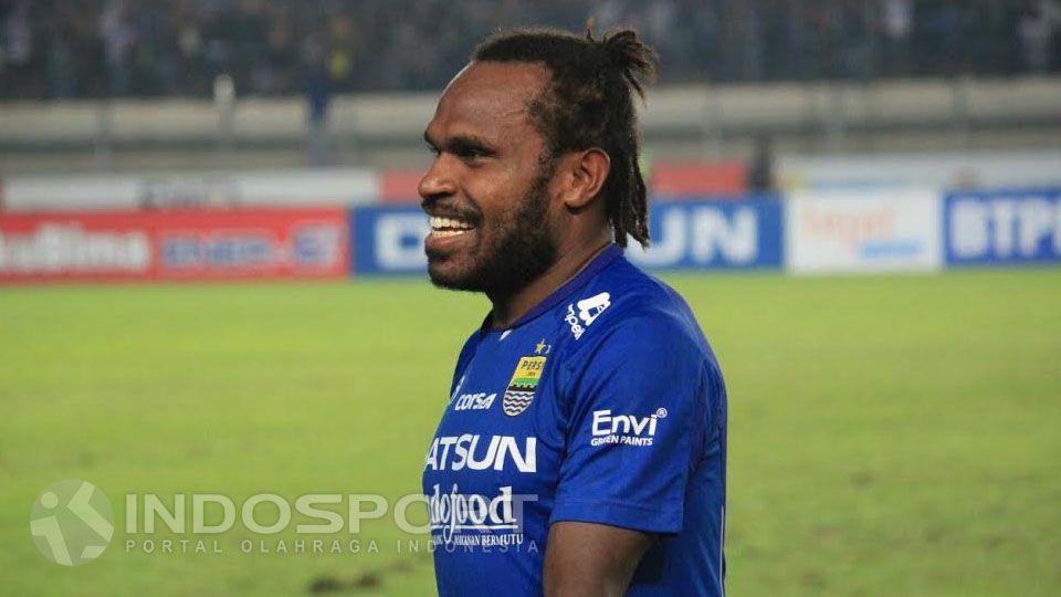 Gelandang Perseru Serui, Septinus Alua, terlihat senang lantaran mimpinya untuk bertukar jersey dengan Hariono. Copyright: &copy; Muhammad Ginanjar/INDOSPORT
