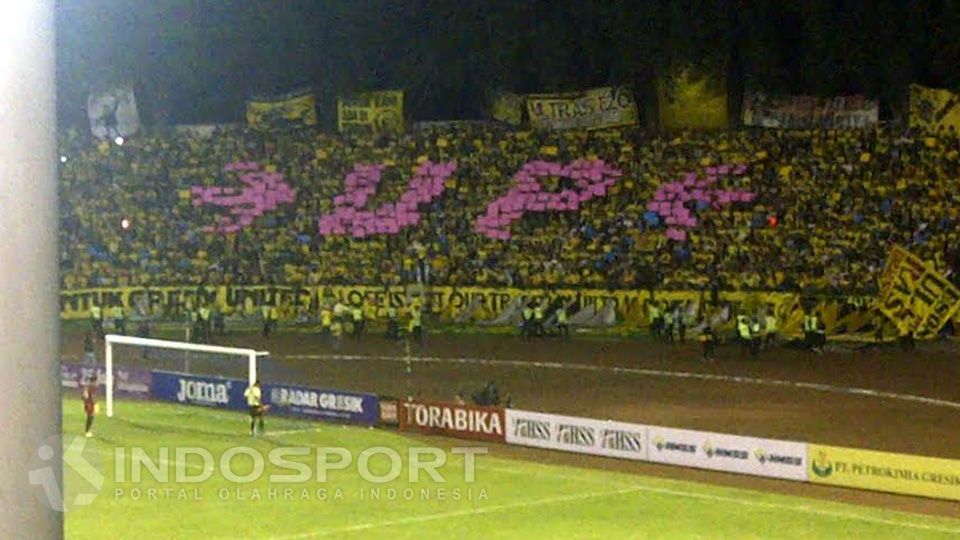 Dukungan suporter Ultrasmania ke Persegres Gresik United diharapkan tak kendor kendati tim pujaannya terpuruk di papan bawah. Copyright: &copy; Fajar Kristanto/INDOSPORT