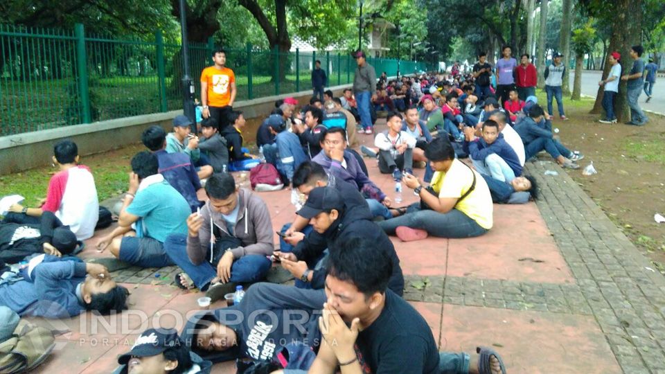 Antrian Calon Pembeli Tiket Timnas Indonesia vs Vietnam. Copyright: © Juni Adi/INDOSPORT