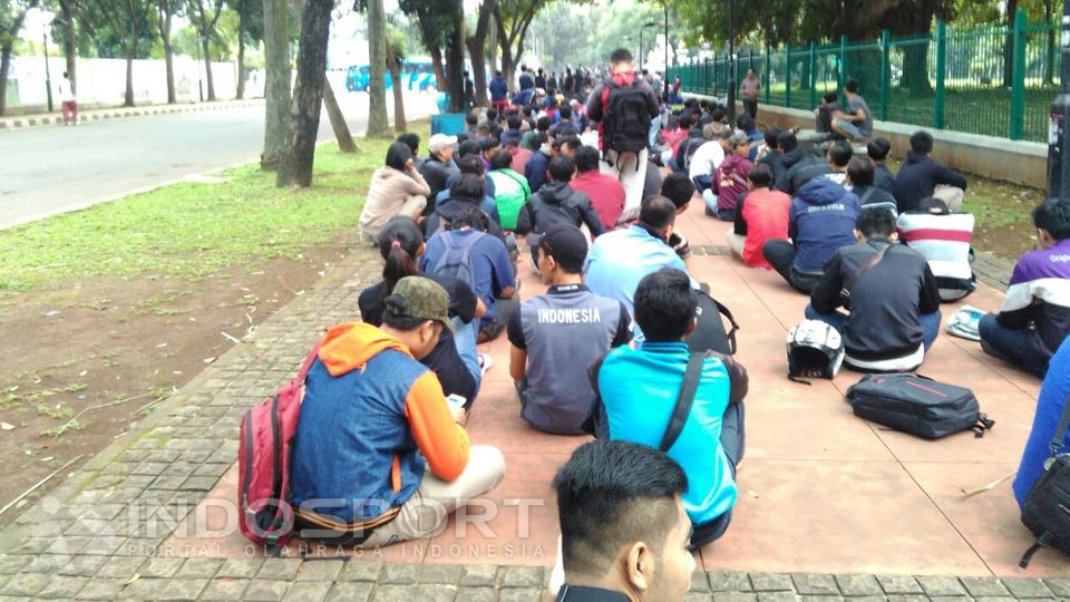 Antrian Calon Pembeli Tiket Timnas Indonesia vs Vietnam di SUGBK Senayan Jakarta, Jumat (12/02/16). Copyright: &copy; Juniadi/INDOSPORT