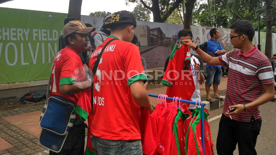 Rizal datang dari Bandung demi bisa berjualan atribut Timnas Indonesia. Copyright: &copy; Petrus Manus Da Yerrimon/Indosport