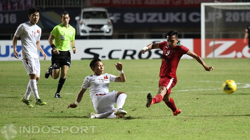 Ferdinand Sinaga (kanan) menggagalkan aksi salah satu pemain Vietnam. Copyright: &copy; Herry Ibrahim/INDOSPORT