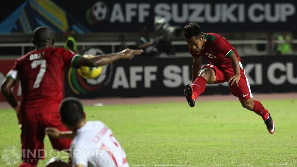 Andik Vermansah mengeksekusi bola ke arah gawang lawan. Copyright: &copy; Herry Ibrahim/INDOSPORT
