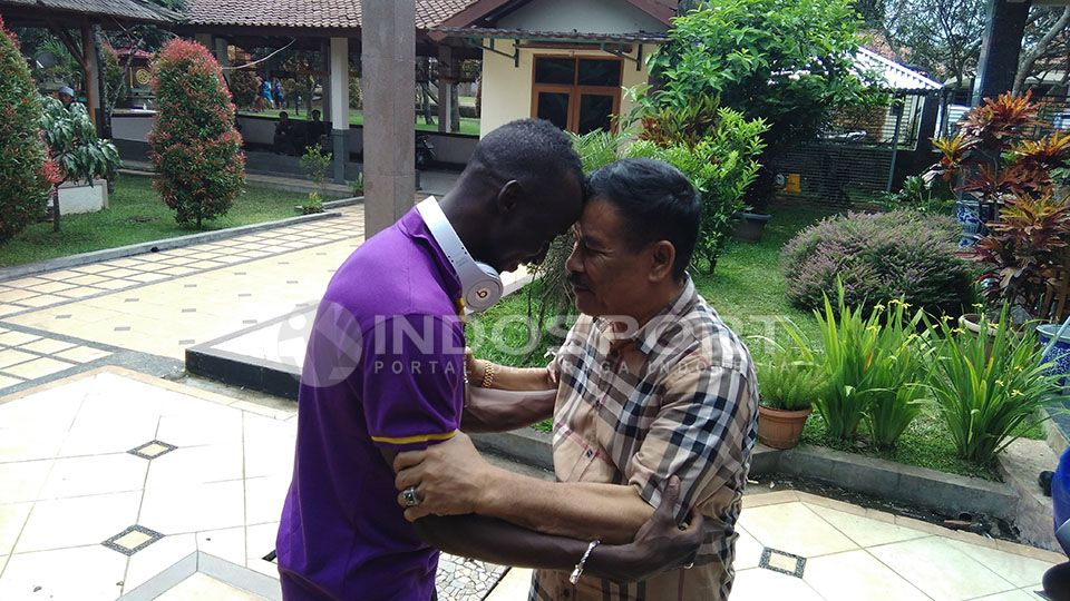 Makan Konate bersama Umuh Muchtar. Copyright: © Ginanjar/Football265.com