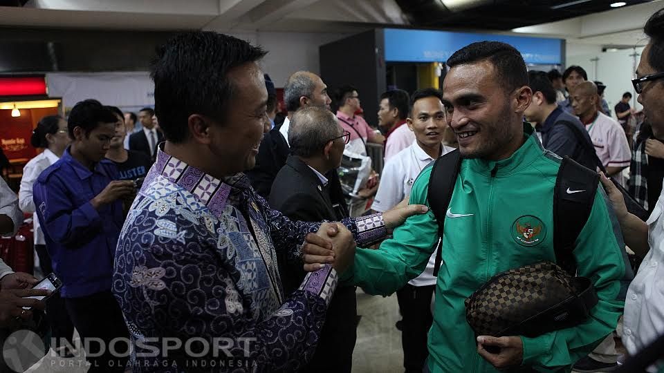 Menpora Imam Nahrawi ketika berjabat tangan dengan Rizky Pora. Copyright: &copy; Herry Ibrahim/INDOSPORT