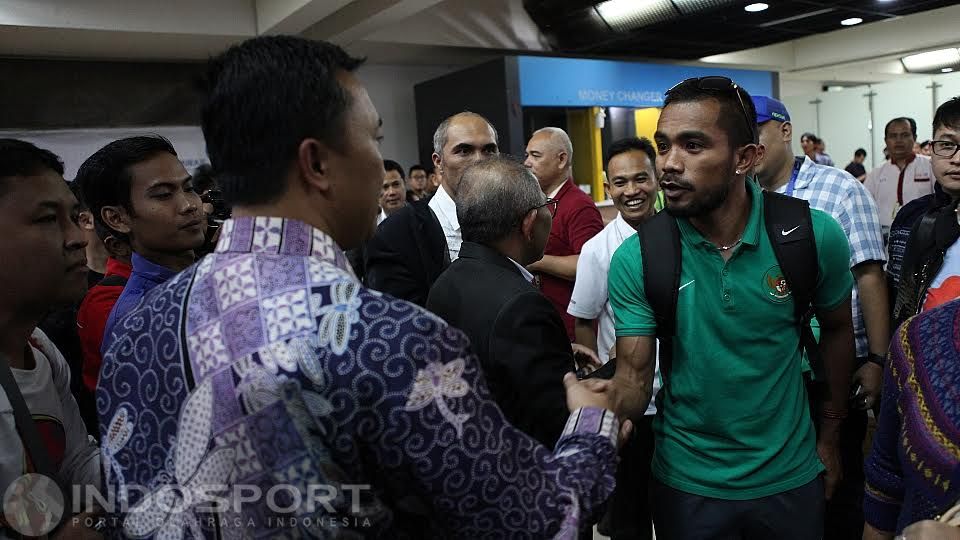Imam Nahrawi menyambut kedatangan Timnas Indonesia dan berjabat tangan dengan Zulham Zamrun. Copyright: &copy; Herry Ibrahim/INDOSPORT