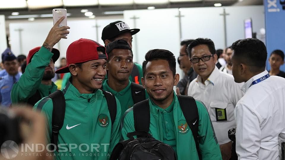 Andik Vermansah (kanan) bersama para pemain Timnas Indonesia lainnya setibanya di Bandara Internasional Soekarno-Hatta. Copyright: &copy; Herry Ibrahim/INDOSPORT