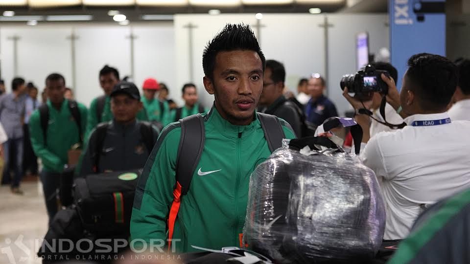 Bayu Pradana saat tiba di bandara. Copyright: © Herry Ibrahim/INDOSPORT