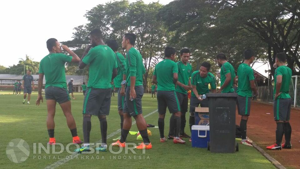 Para pemain Timnas Indonesia dalam sesi latihan. Copyright: &copy; Petrus Manus Da Yerimon/INDOSPORT