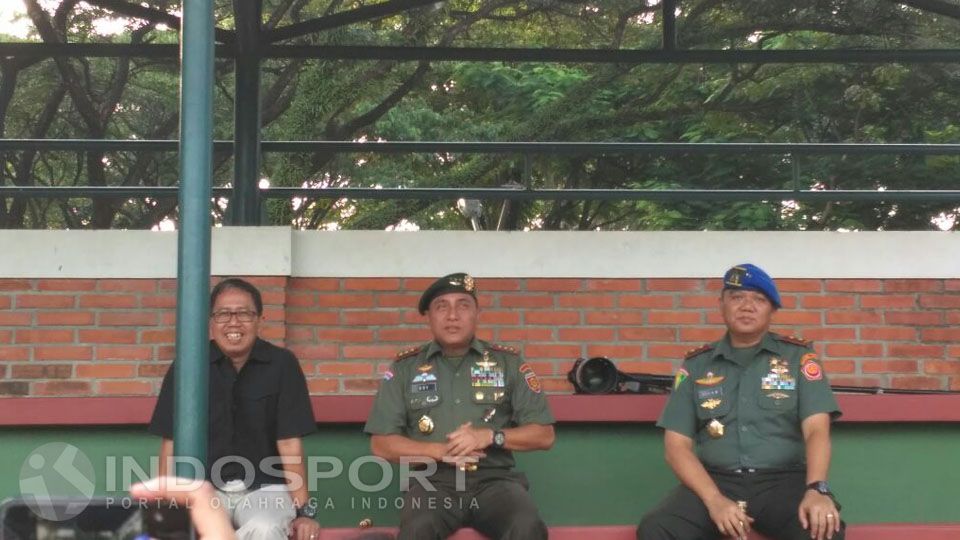 Edy Rahmayadi (tengah) memberi motivasi dan membakar semangat pemain Timnas Indonesia. Copyright: &copy; Petrus Manus Da Yerimon/INDOSPORT