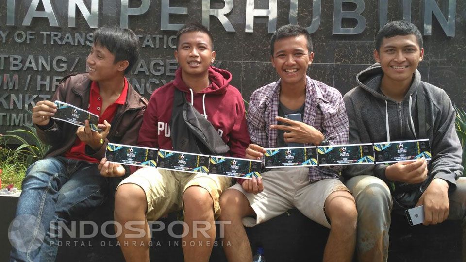 Fans Tim Nasional Indonesia dari Jawa Timur akhirnya berhasil mendapatkan tiket final Piala AFF 2016. Copyright: &copy; Petrus Manus Da Yerimon/INDOSPORT