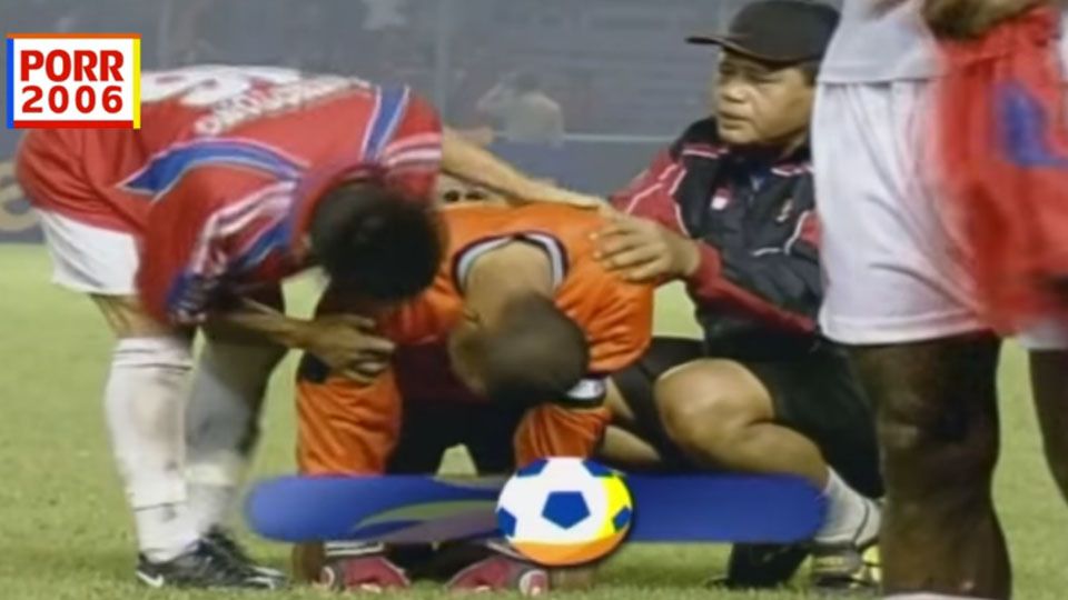 Hendro Kartiko (tengah) tidak kuasa menahan sedih setelah Indonesia kalah dari Thailand pada babak final Piala AFF 2002. Copyright: © INTERNET