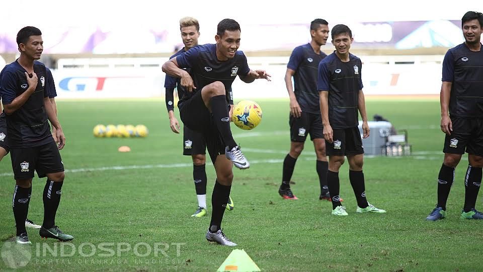 Teerasil Dangda mengontrol bola dalam sesi latihan. Copyright: © Herry Ibrahim/INDOSPORT