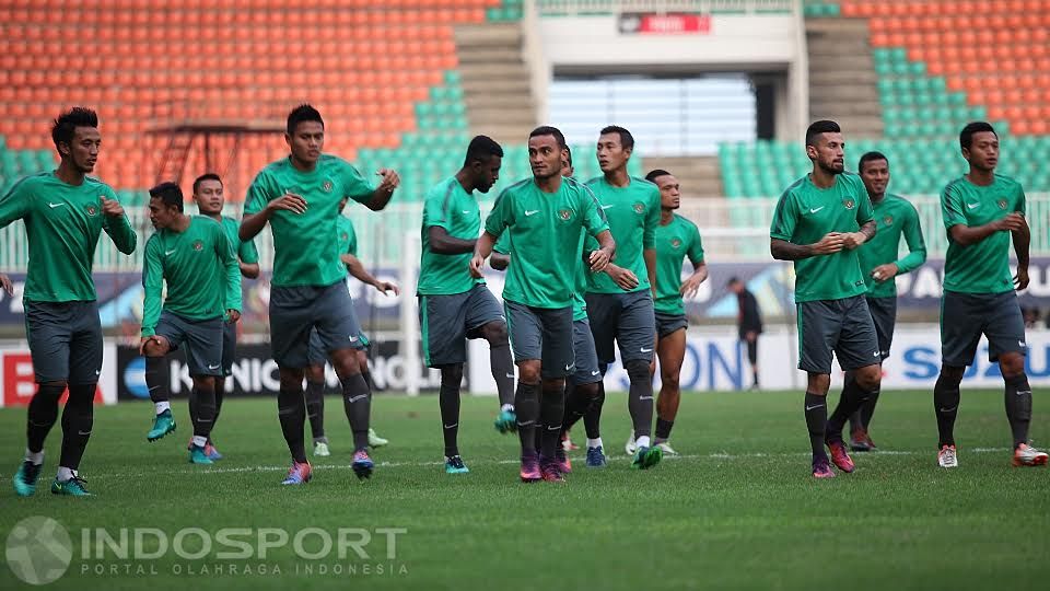 Timnas Indonesia melakukan latihan di Stadion Pakansari jelang melawan Thailand di final Piala AFF 2016. Copyright: © Herry Ibrahim/INDOSPORT