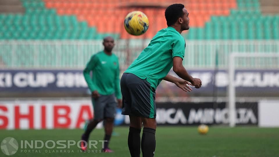 Rizky Pora menjalani latihan dengan menggunakan punggungnya. Copyright: © Herry Ibrahim/INDOSPORT