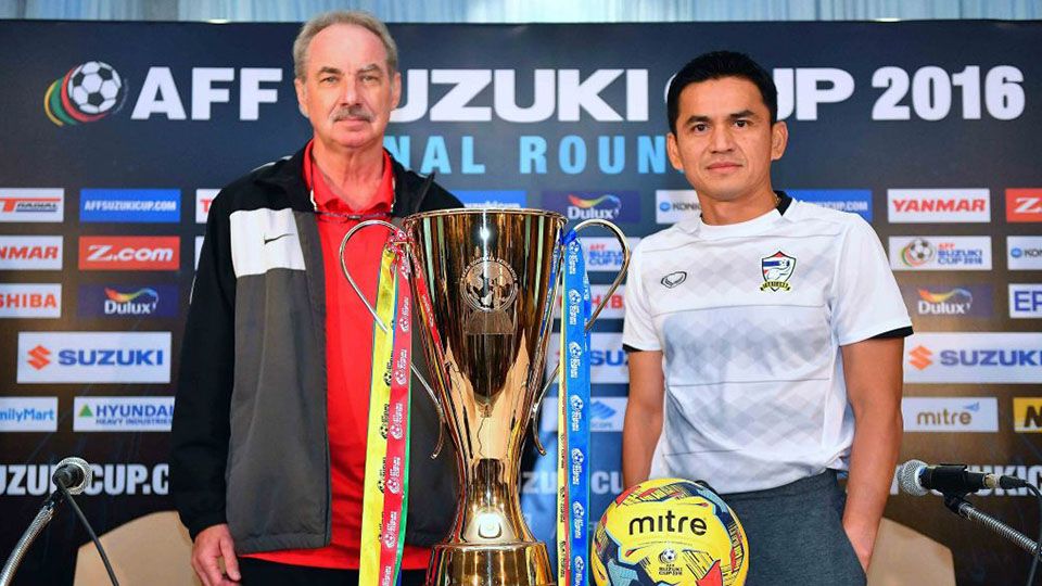 Kiatisuk Senamuang (kanan) dan Alfred Riedl berpose sebelum konferensi per dimulai. Copyright: &copy; affsuzukicup