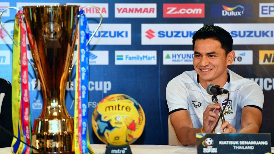 Kiatisuk Senamuang tersenyum saat konferensi pers Piala AFF Suzuki Cup 2016. Copyright: © affsuzukicup