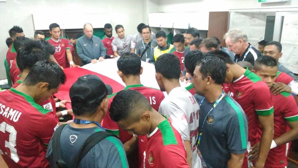 Momen saat di ruang ganti pemain Timnas Indonesia tampak kompak berkumpul dan berdoa. Copyright: © PSSI - FAI
