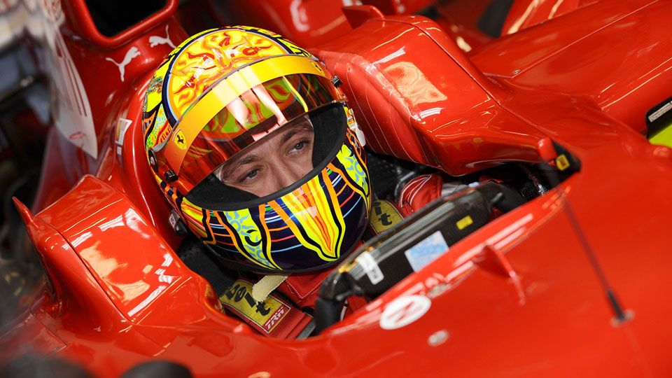 Valentino Rossi saat menjajal mobil Formula 1 (F1) Copyright: © f1fanatic