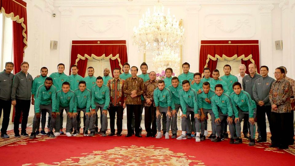 Timnas Indonesia foto bersama dengan Joko Widodo, Imam Nahrawi, Edy Rahmayadi, Joko Driyono dan sejajar lainnya. Copyright: &copy; KEMENPORA RI