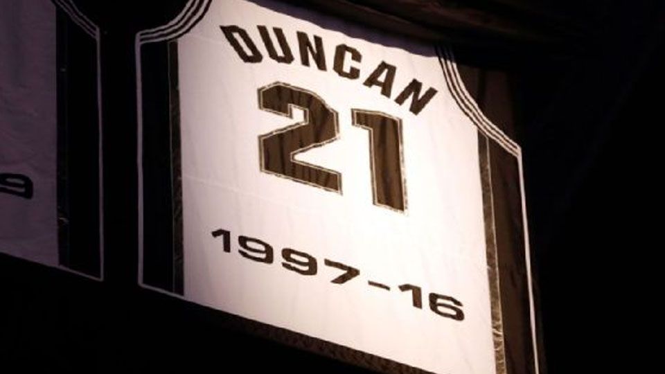 Nomor 21 milik Tim Duncan di San Antonio Spurs dipensiunkan. Copyright: © espn