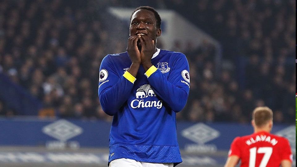 Romelu Lukaku pada laga antara Everton dan Liverpool (20/12/16). Copyright: © Martin Rickett/PA Images