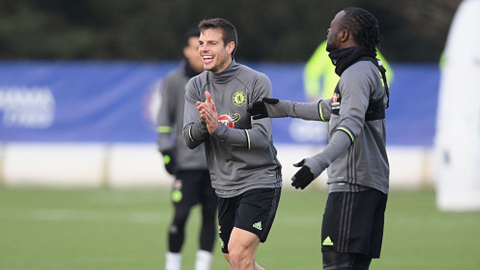 Cesar Azpilicueta (kiri) dan Victor Moses dalam sesi latihan Chelsea (09/12/16). Copyright: © Darren Walsh/Getty Images